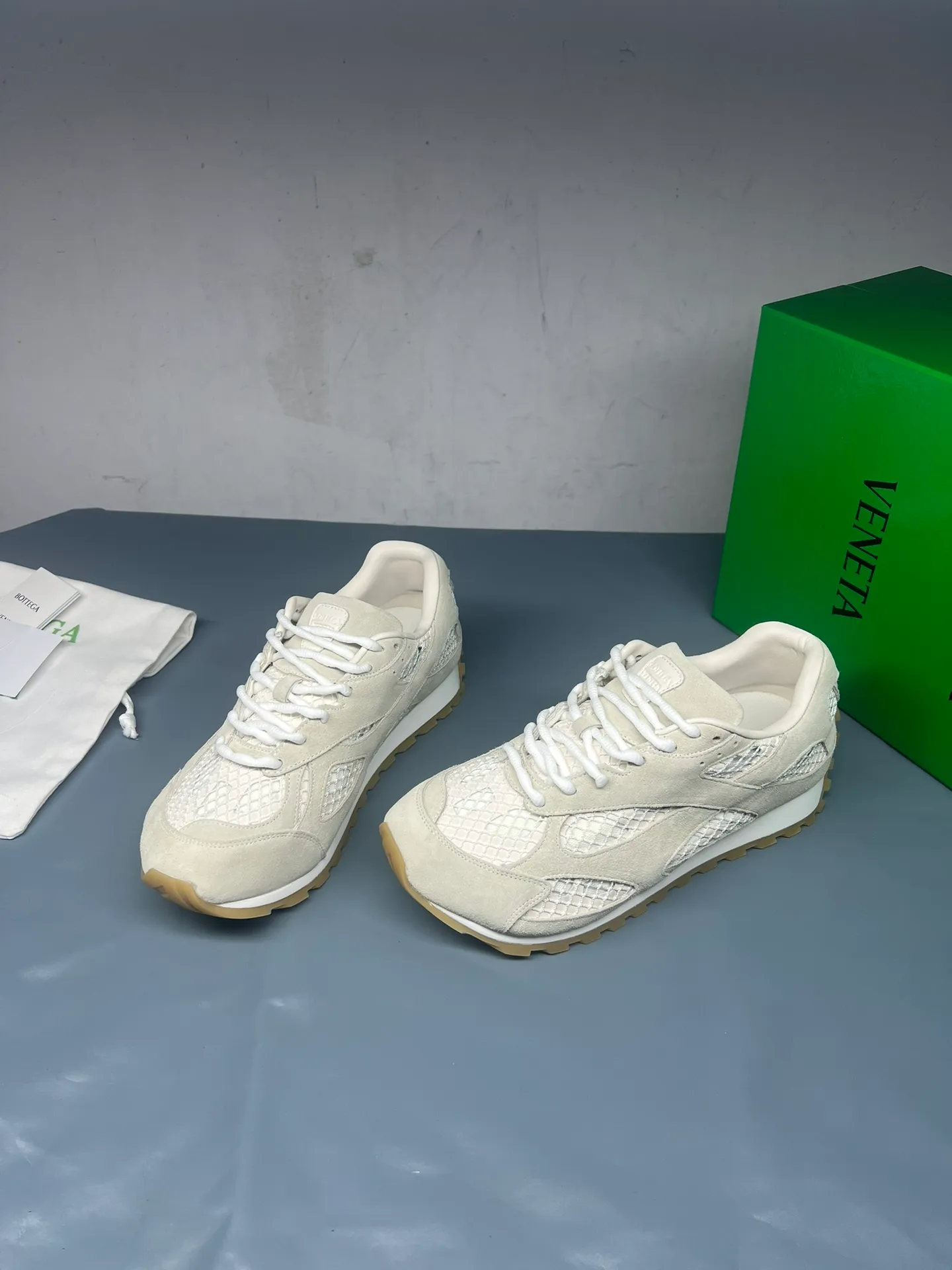 👟👟Ex-factory price 600👟👟 Men's size +10 Real photos 🔥🔥BV Orbit sneakers Wang Yibo's same style couple's dad shoes Runner sneakers, made of lightweight technical mesh fabric. Matched with geometric pattern designed rubber outsole, Wang Zha series high version. Look for the package technology. It is actually a lot taller, but the legs are still slim. Very nice, playable and durable. Matched to the standard💯 Package shoe technology. Look for the high version. The outsole is made of color-blocked TPU outsole. Women's model 35 36 37 38 39 40 41 42 (40 41 42 43 44 45 customized) (Customer logo can be accepted without refund or exchange at a favorable price) Equipped with original packaging